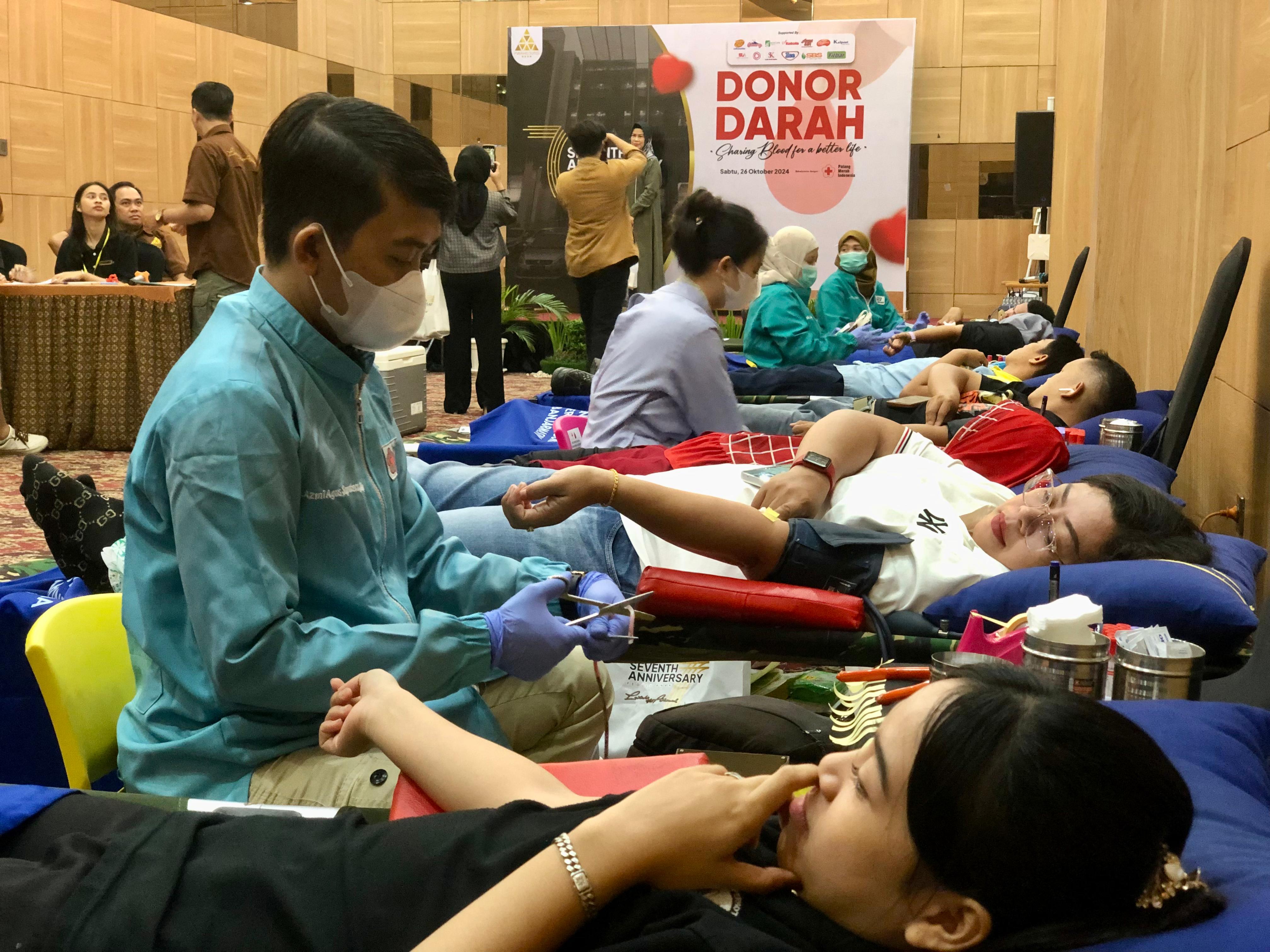 ANTUSIAS:Donor darah di meeting room Pyramid Suites Hotel Banjarmasin, diikuti oleh seratus pendaftar, Sabtu (26/10/2024).(foto:Tia Lalita Novitri/Radar Banjarmasin)