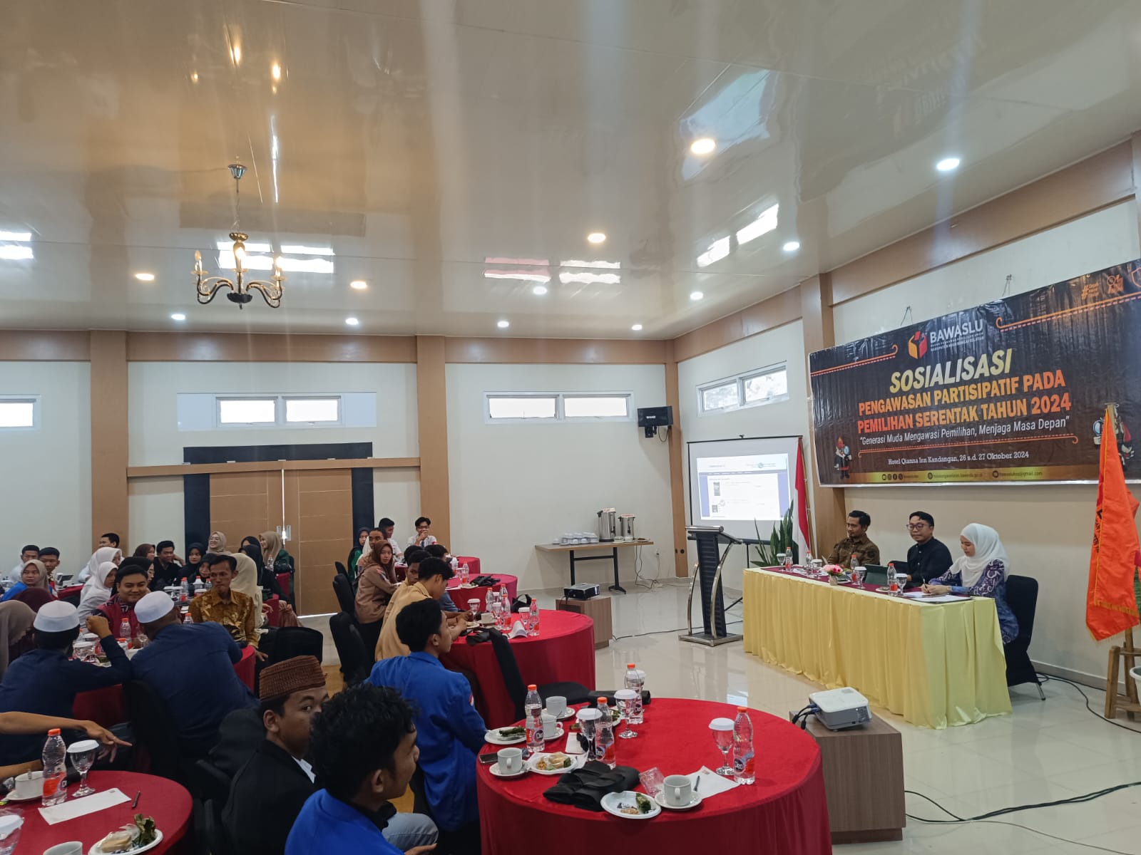 SOSIALISASI:Bawaslu Kabupaten HSS gelar sosialisasi pengawasan partisipatif pada pemilihan serentak tahun 2024 di Kandangan, Sabtu (26/10/2024).(Foto Salahudin/Radar Banjarmasin)