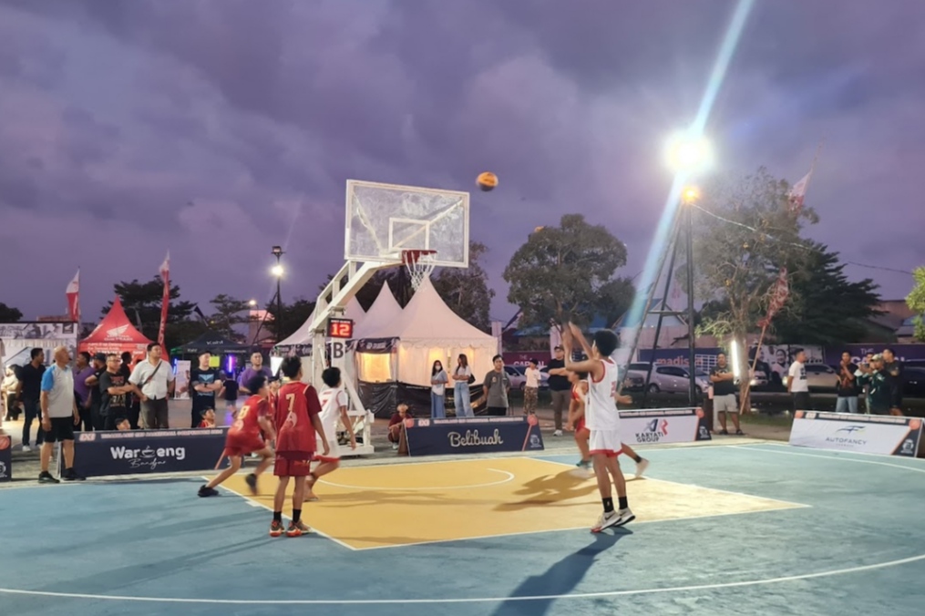 KOMPETISI: Pertandingan 3X3 di event Tigabelas13 3x3 Basketball Competition 2024 di Citraland, Banjarmasin, Jumat (25/10). (Foto: M Idris Jian Sidik)