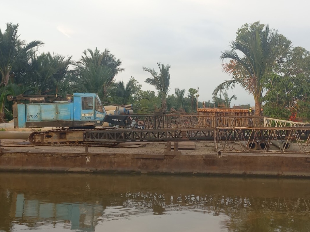 PROYEK: Pembangunan jembatan CUSA dipotret dari kawasan Cemara Ujung, Jumat (25/10). Foto: RIYAD DAFHI RIZKI/RADAR BANJARMASIN