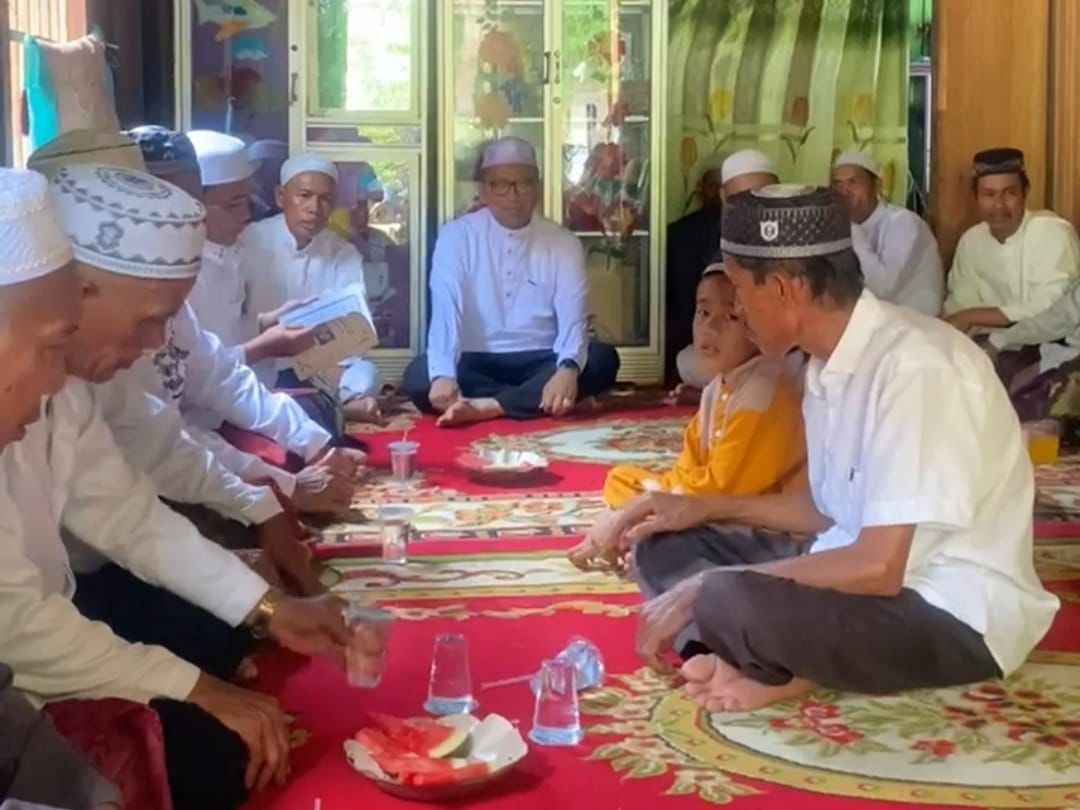 WISATA RELIGI:Calon Bupati Tabalong nomor urut 3, H Muhammad Noor Rifani, alias H Fani saat ziarah ke makam KH Muhammad Arif Bin H Hamim, Jumat (25/10/2024) siang.