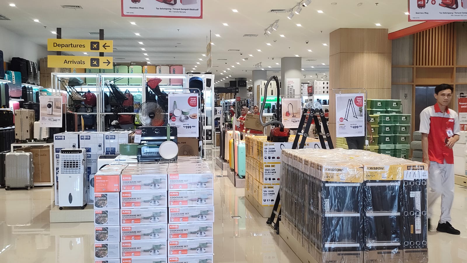 LENGKAP:Beragam kebutuhan rumah tangga dan gaya hidup dihadirkan Living Plaza yang baru dibuka di Kertak Hanyar, Kabupaten Banjar, Minggu (27/10/2024).