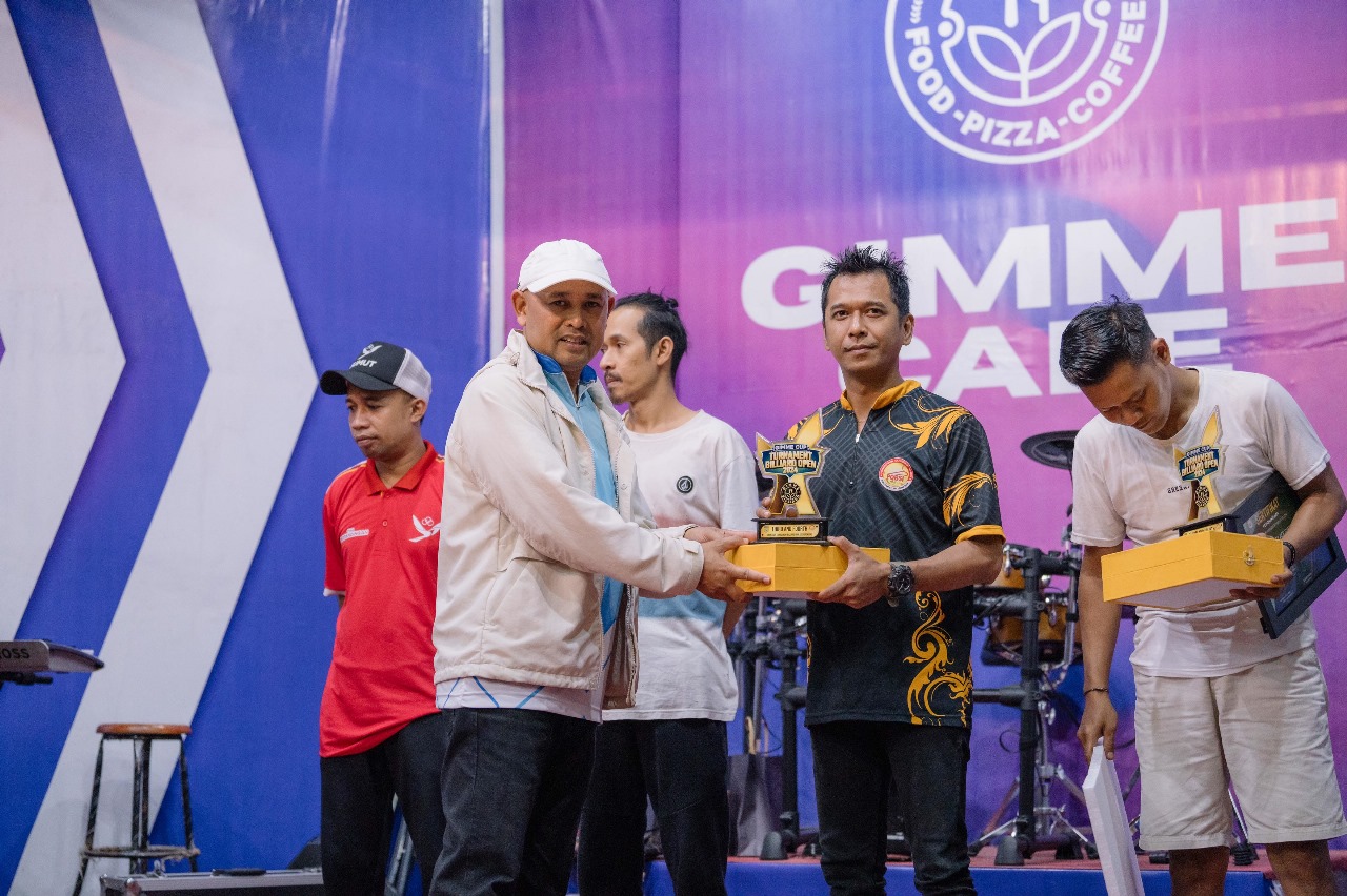 APRESIASI:Calon Bupati dan Wakil Bupati Kabupaten Tanah Bumbu,Andi Rudi Latif-H Bahsanuddin menghadiri penutupan Aksi Cup Turnamen Biliar Open 2024 di Gimme Cafe,Sabtu (26/10/2024) malam.