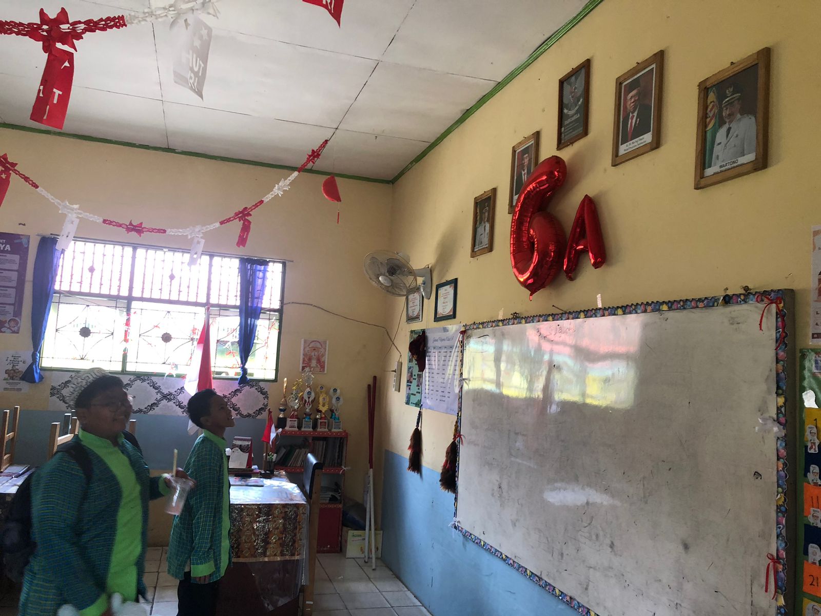 BELUM GANTI: Foto presiden Jokowi-Maruf Amin masih terpajang di ruang kelas SDN 1 Loktabat Utara.