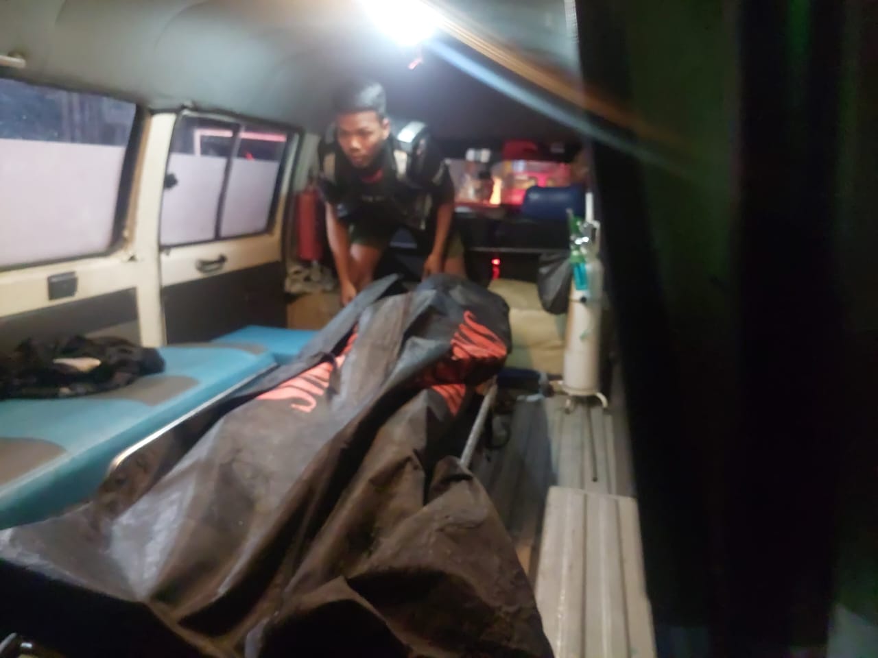 DIEVAKUASI : Petugas emergency membawa jasad salah satu santri Al-Falah Putera yang berhasil dievakuasi di kedalaman 16 meter oleh petugas gabungan pada Senin (28/10/2024) dini hari. (POLDA KALSEL)