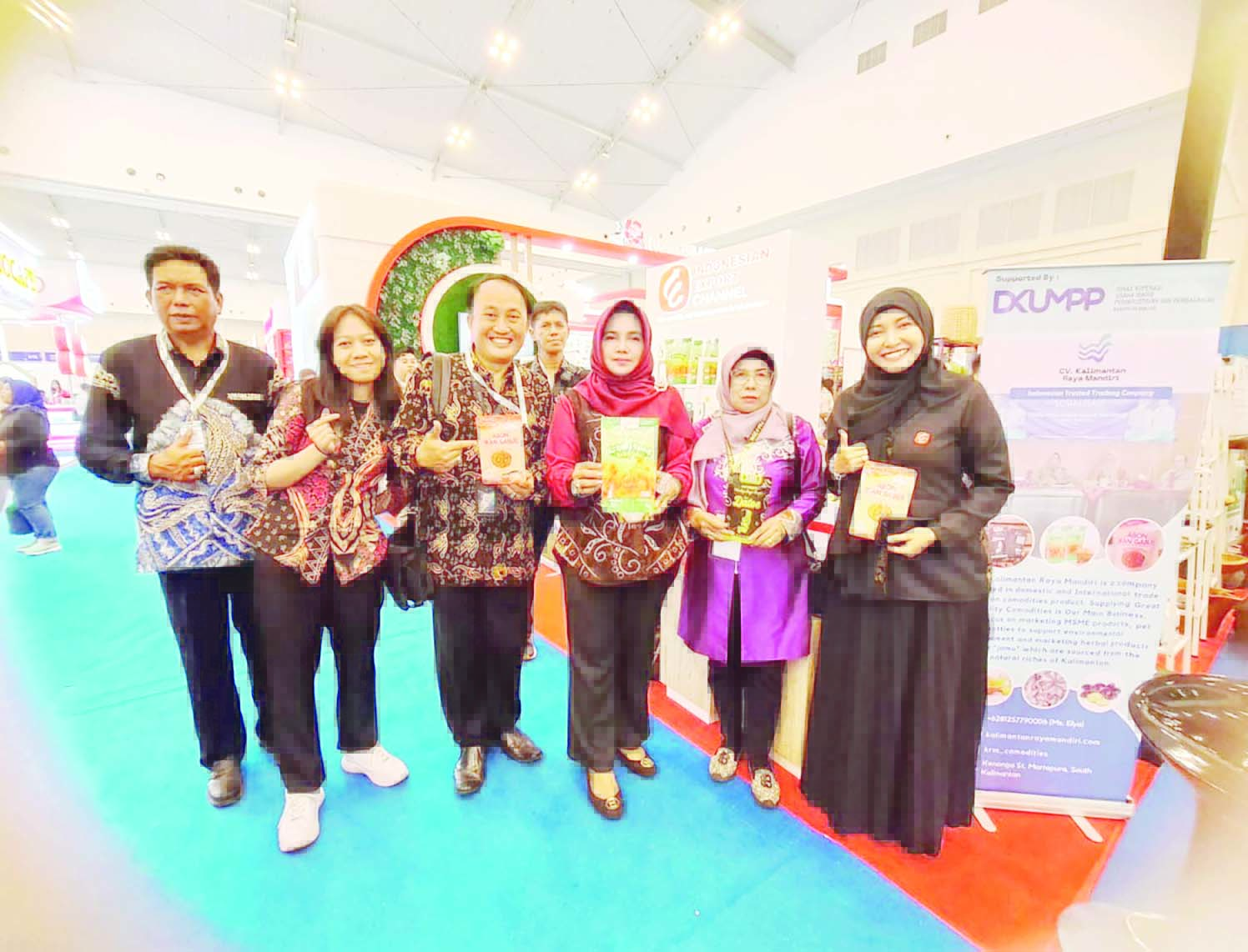 PROMOSI: Jajaran DKUMPP Kabupaten Banjar ketika mempromosikan produk lokal di acara TEI ke-39. (DKUMPP BANJAR UNTUK RADAR BANJARMASIN)