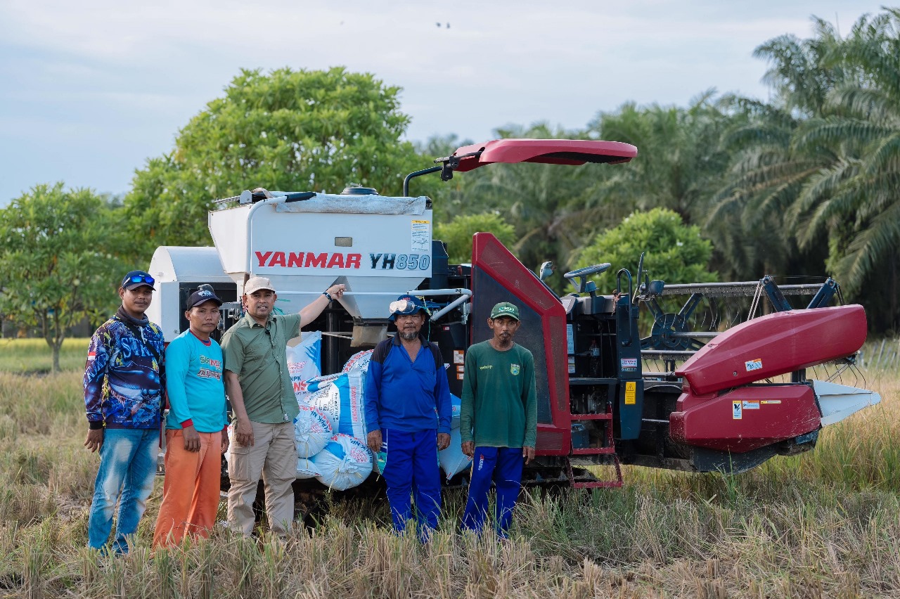 BANTUAN:Calon Wakil Bupati Kabupaten Tanah Bumbu, H Bahsanuddin bersama kelompok tani di Desa Sumber Baru, Angsana, Tanbu.