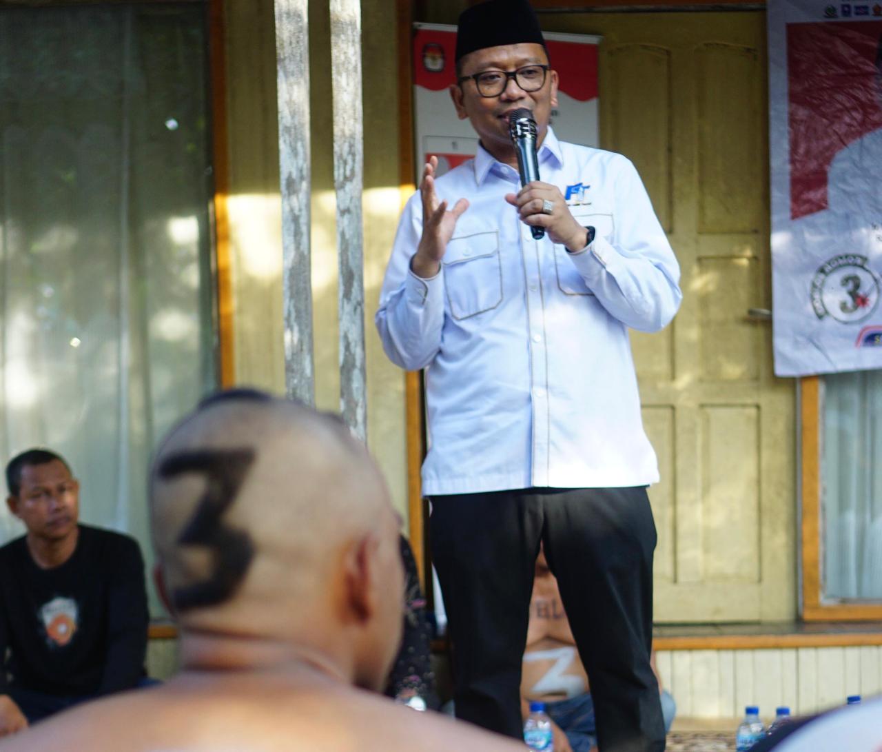 ANTUSIAS BESAR:Simpatisan Pasangan Calon Bupati dan Wakil Bupati Kabupaten Tabalong,H Fani-Habib Taufan mencukur rambut mereka dengan angka tiga sebagai bentuk dukungan.