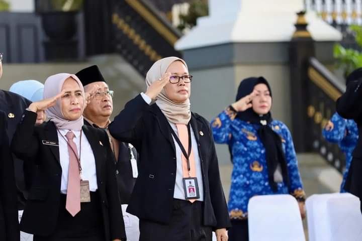 HORMAT:Kadishut Kalsel, Fatimatuzzahra mengikuti apel peringatan Hari Sumpah Pemuda di Halaman Setdaprov Kalsel, Senin (28/10/2024).