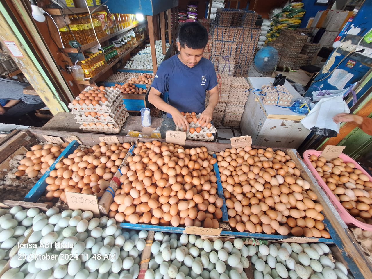 MULAI NAIK:Harga telur di Pasaran Kota Banjarmasin mulai merangkak naik.(foto:Raudah Anisya/Radar Banjarmasin)