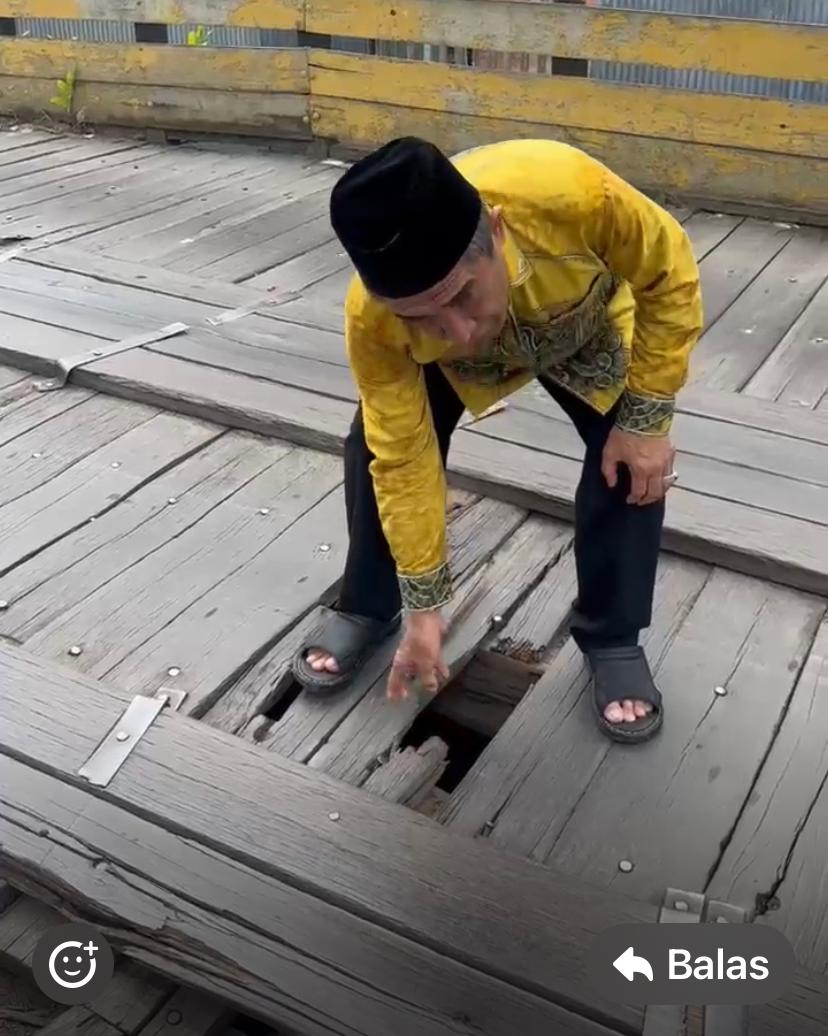 JANJI DIPERBAIKI:Calon Wali Kota Banjarmasin, Arifin Noor meninjau jembatan di kawasan Jalan Banyiur yang rusak bertahun-tahun.(Foto:Nanik untuk Radar Banjarmasin)