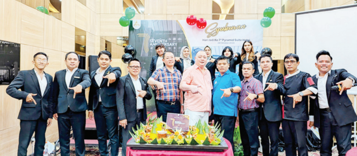 SERU: Owner, manajemen, dan para karyawan berkumpul bersama rayakan puncak anniversary Pyramid Suites Hotel Banjarmasin ke-7, Senin (28/10).