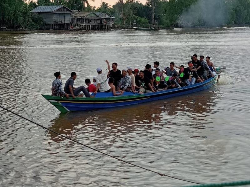 PENUH: Rombongan santri Ponpes Al-Falah Putra Banjarbaru menaiki perahu sebelum tragedi tenggelam di perairan Desa Aluh-Aluh, Kecamatan Aluh-Aluh, Kabupaten Banjar pada Minggu (27/10) petang.