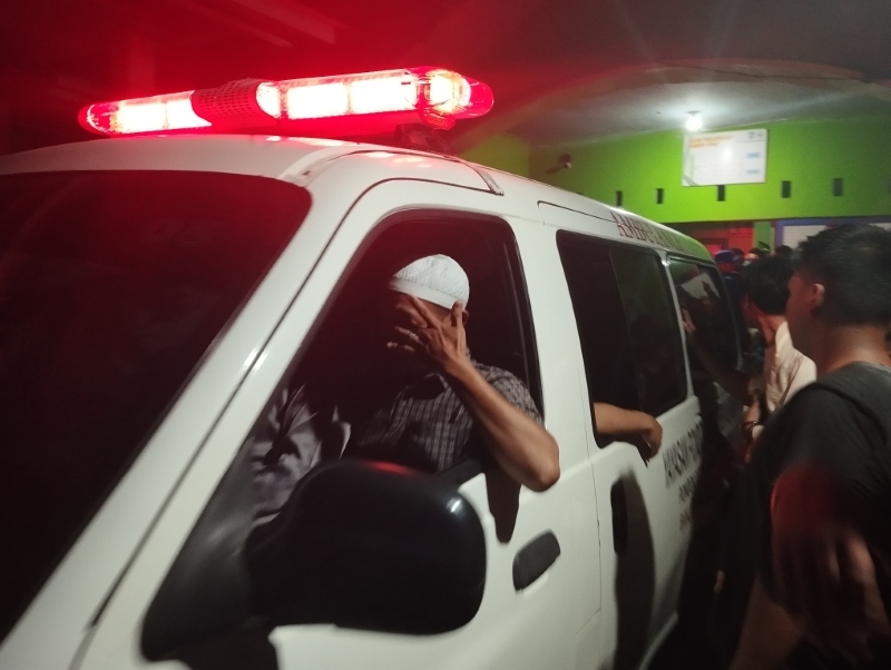 BERDUKA: Orang tua M Hafi Mubarak mengusap air matanya setelah tubuh anaknya ditemukan Tim SAR Gabungan dalam kondisi meninggal dunia di Sungai Aluh-Aluh Besar Kabupaten Banjar, Senin (28/10) malam.