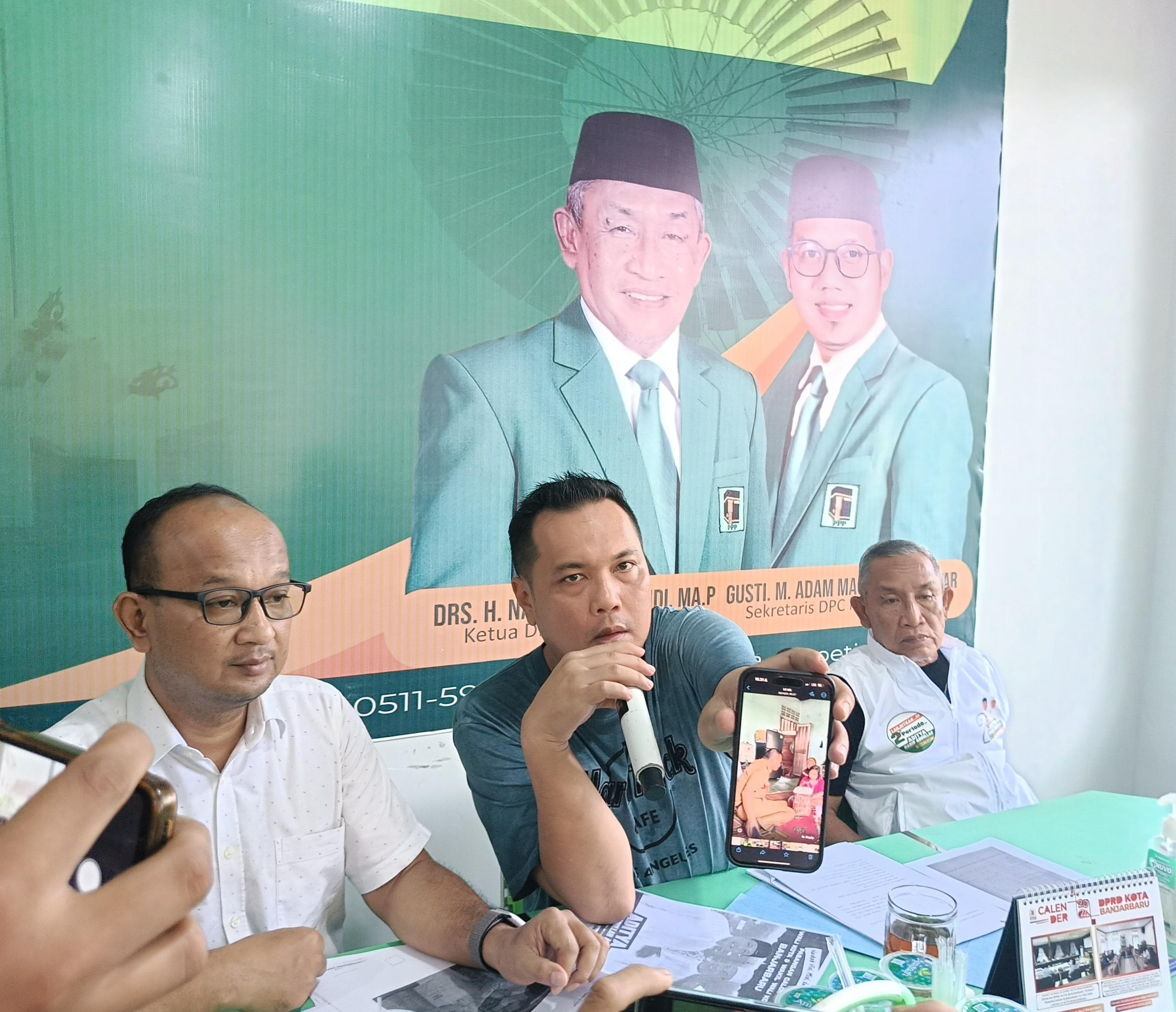 KLARIFIKASI: Calon Wali Kota Banjarbaru Aditya Mufti Ariffin saat menunjukkan bukti-bukti atas tuduhan yang dilayangkan rivalnya ke Bawaslu Kalsel.