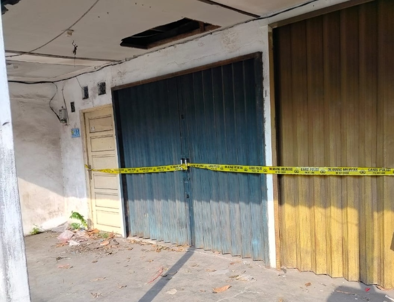 TKP: Di sinilah Aida Nurani dirampok dan disekap. Rumah ini berada di Kampung Pekauman, Banjarmasin Selatan. Tampak police line terpasang di depan kiosnya.