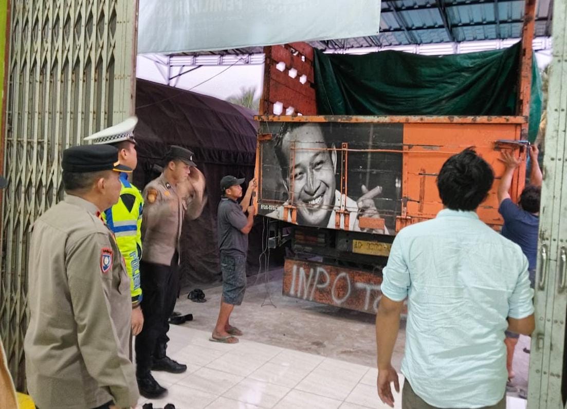 DIJAGA KETAT: Container Box yang mengangkut logistik Pilkada gubernur dan bupati tiba di Gudang Logistik KPU, dengan pengamanan dan pemantauan dari Bawaslu setempat.  Foto: M.Akbar/Radar Banjarmasin
