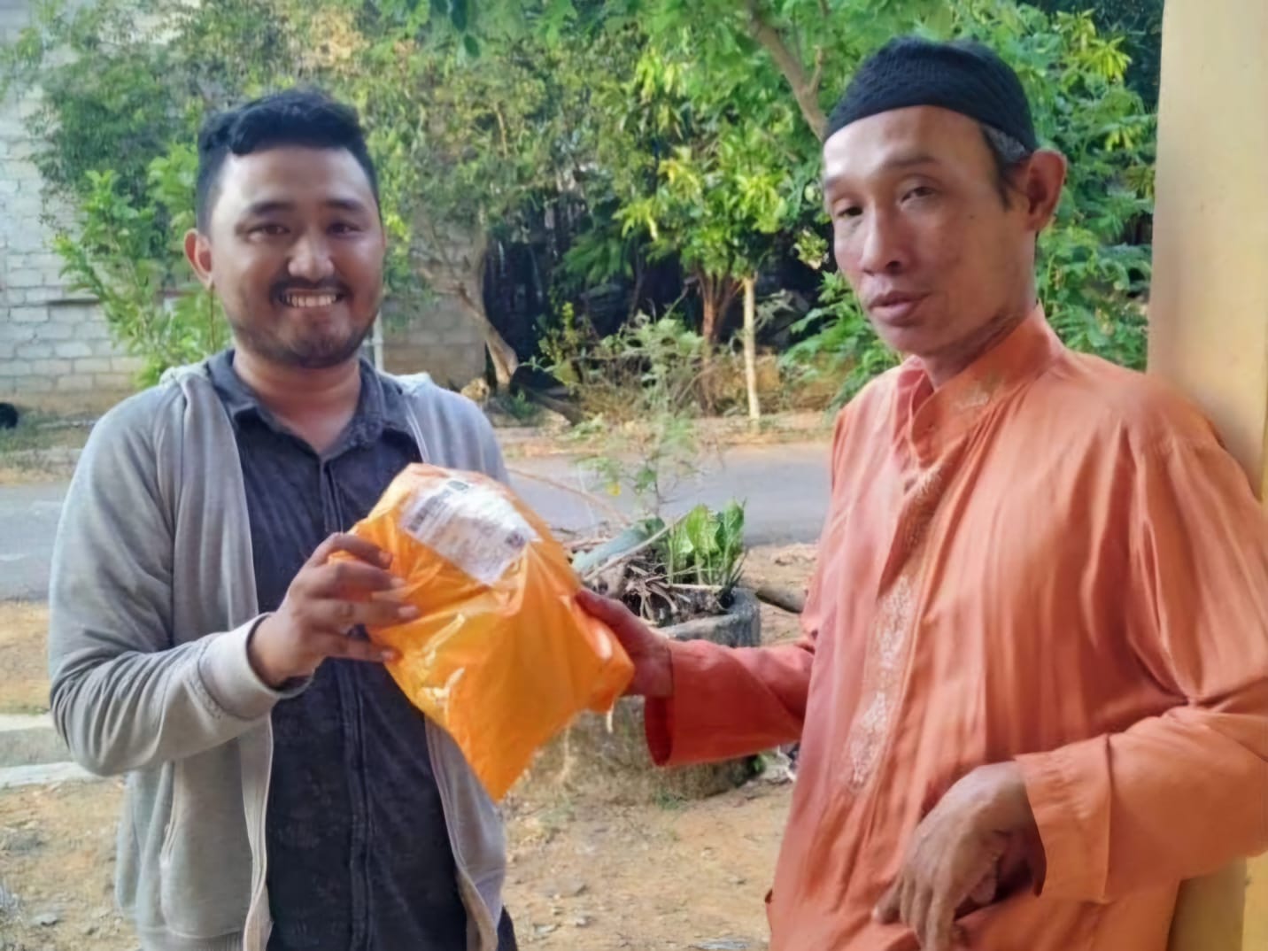 TERBANTU:Petugas dari PT Pos Indonesia mengantarkan obat yang dipesan pasien melalui layanan Obatku yang dikembangkan RSUD Hadji Boejasin.(Foto:Humas RSUD Hadji Boejasin untuk Radar Banjarmasin)