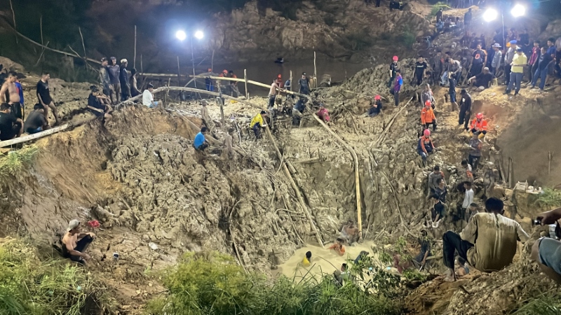 MANUAL: Foto proses penggalian titik longsor pada malam hari yang dilakukan secara manual oleh Tim Gabungan.