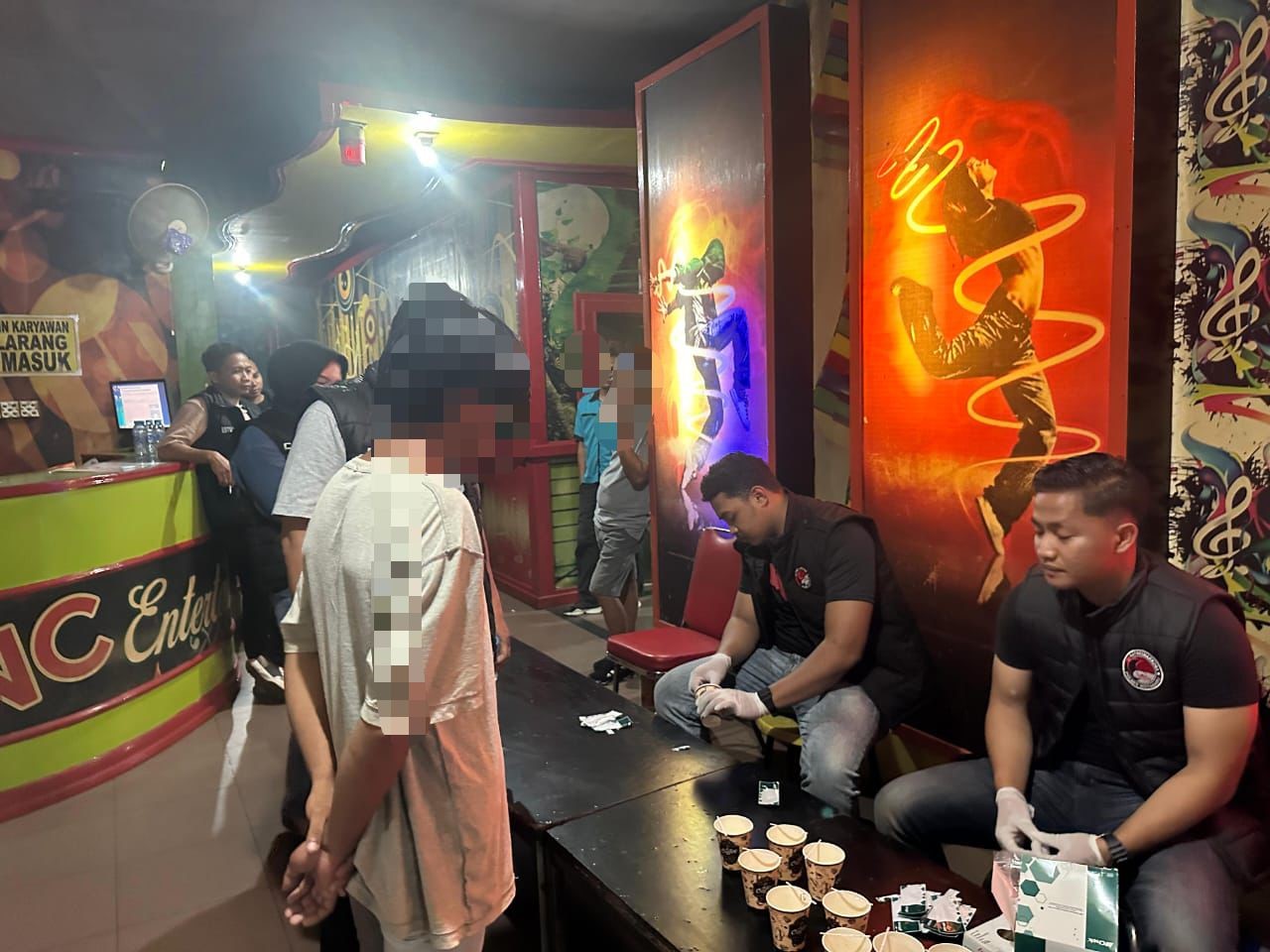 RAZIA: Saat berlangsungnya tes urin di tempat THM New City yang ada di pusat kota Kotabaru. Foto: Humas Polres Kotabaru.