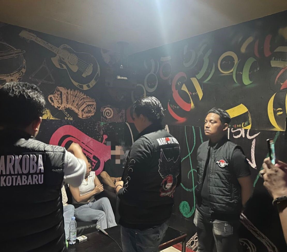 RAZIA: Saat berlangsungnya tes urin di tempat THM New City yang ada di pusat kota Kotabaru. Foto: Humas Polres Kotabaru.