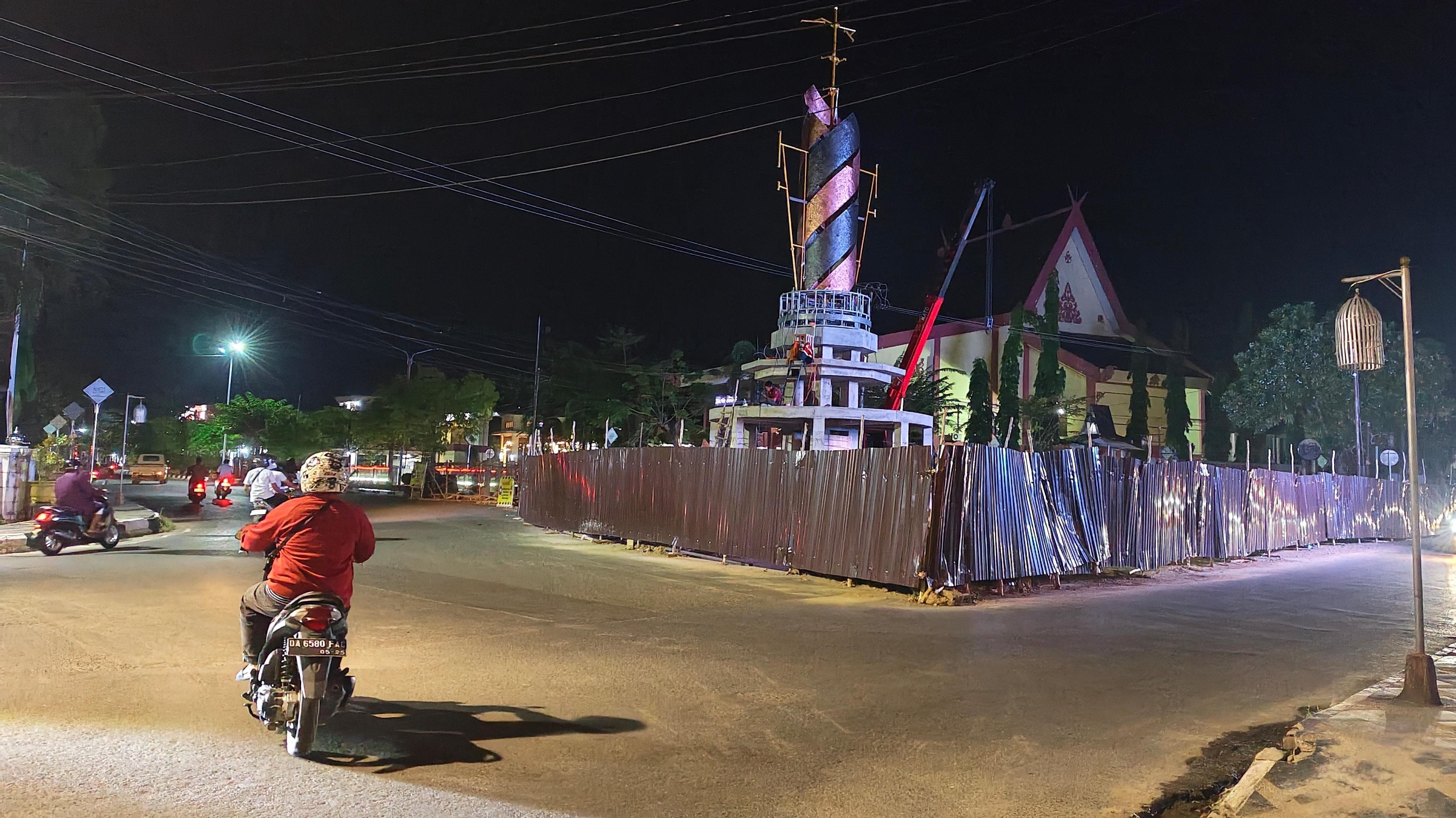 IKON: Pemasangan plat kuningan di proyek bundaran tugu selawat Kotak Amuntai, Kabupaten HSU. (Foto: M.Akbar/Radar Banjarmasin)