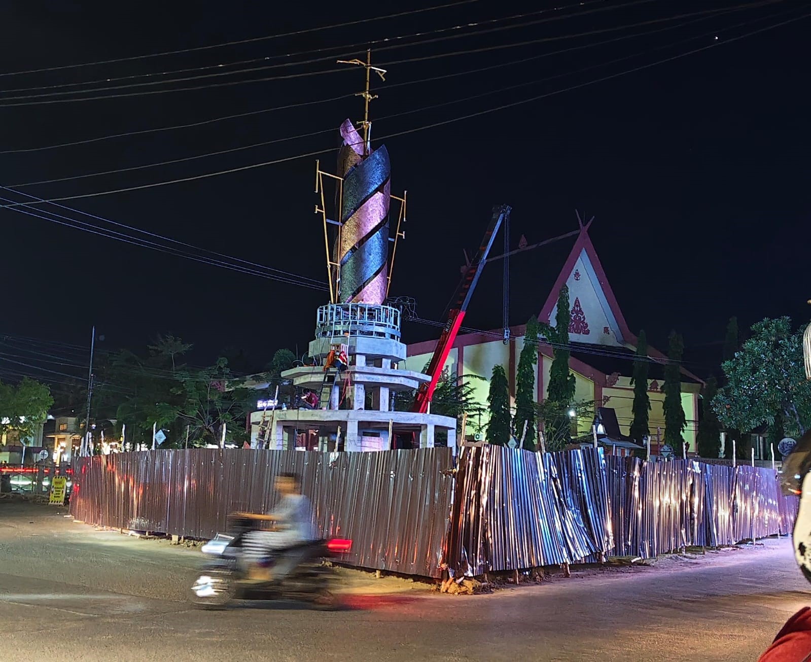 IKON: Pemasangan plat kuningan di proyek bundaran tugu selawat Kotak Amuntai, Kabupaten HSU. (Foto: M.Akbar/Radar Banjarmasin)