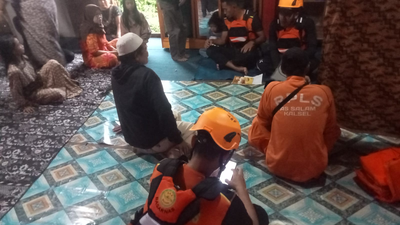 RUMAH DUKA: Tim Sar Gabungan saat berada di rumah duka seusai mengevakuasi jasad korban.