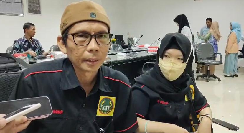 CURHAT: Ketua Yayasan Daksa Banua, Wawan Kurniawan saat berbincang dengan wartawan.