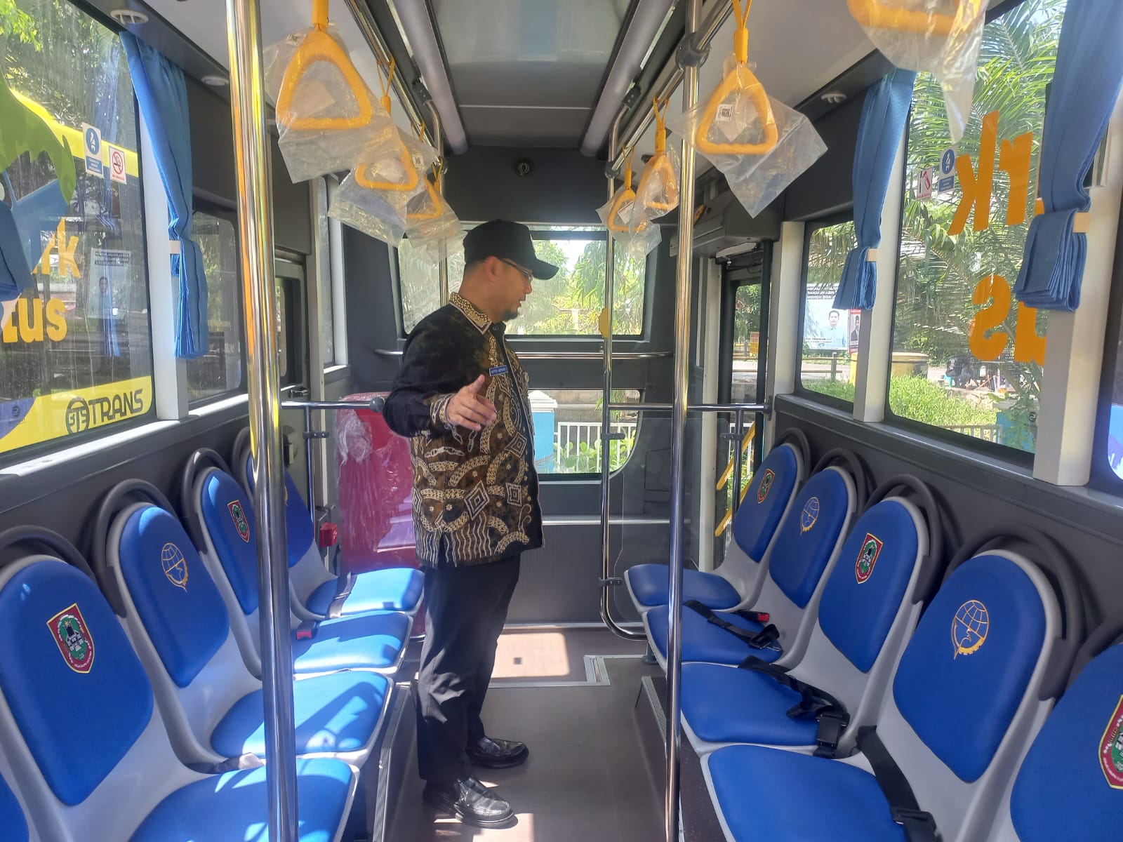 NYAMAN:Kepala Dishub Kalsel, M Fitri Hernadi menunjukkan interior armada baru BRT Banjarbakula.(Foto:Riyad Dafhi Rizki/Radar Banjarmasin)