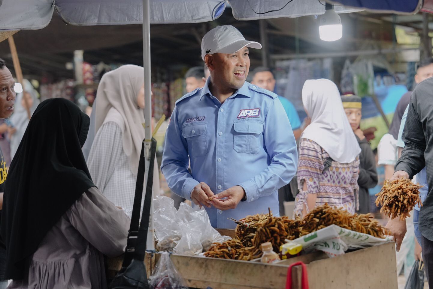 SOSOK DIRINDUKAN:Calon Wakil Bupati Tanah Bumbu, H Bahsanudin disambut hangat saat blusukan ke Pasar Teluk Kepayang, Jumat (1/11/2024).