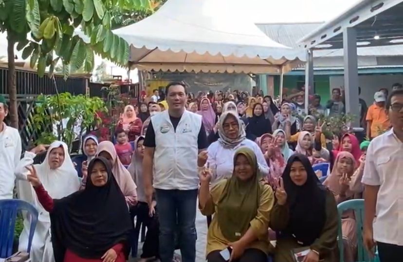 MOMEN:Calon Wali Kota Banjarbaru, Aditya Mufti Ariffin saat foto bersama warga. (tim pemenangan untuk Radar Banjarmasin)