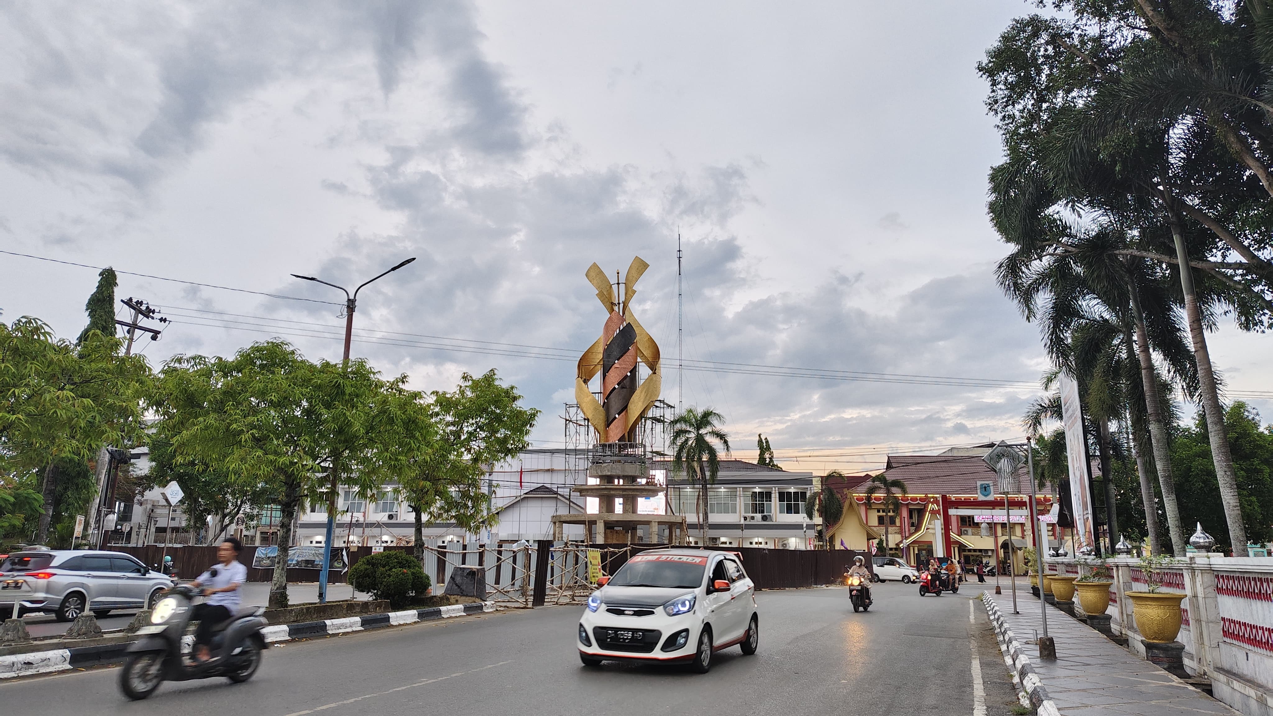 IKON: Bundaran Selawat Kota Amuntai di Jalan Norman Umar, mulai terlihat bentuknya. (Foto: M.Akbar/Radar Banjarmasin)