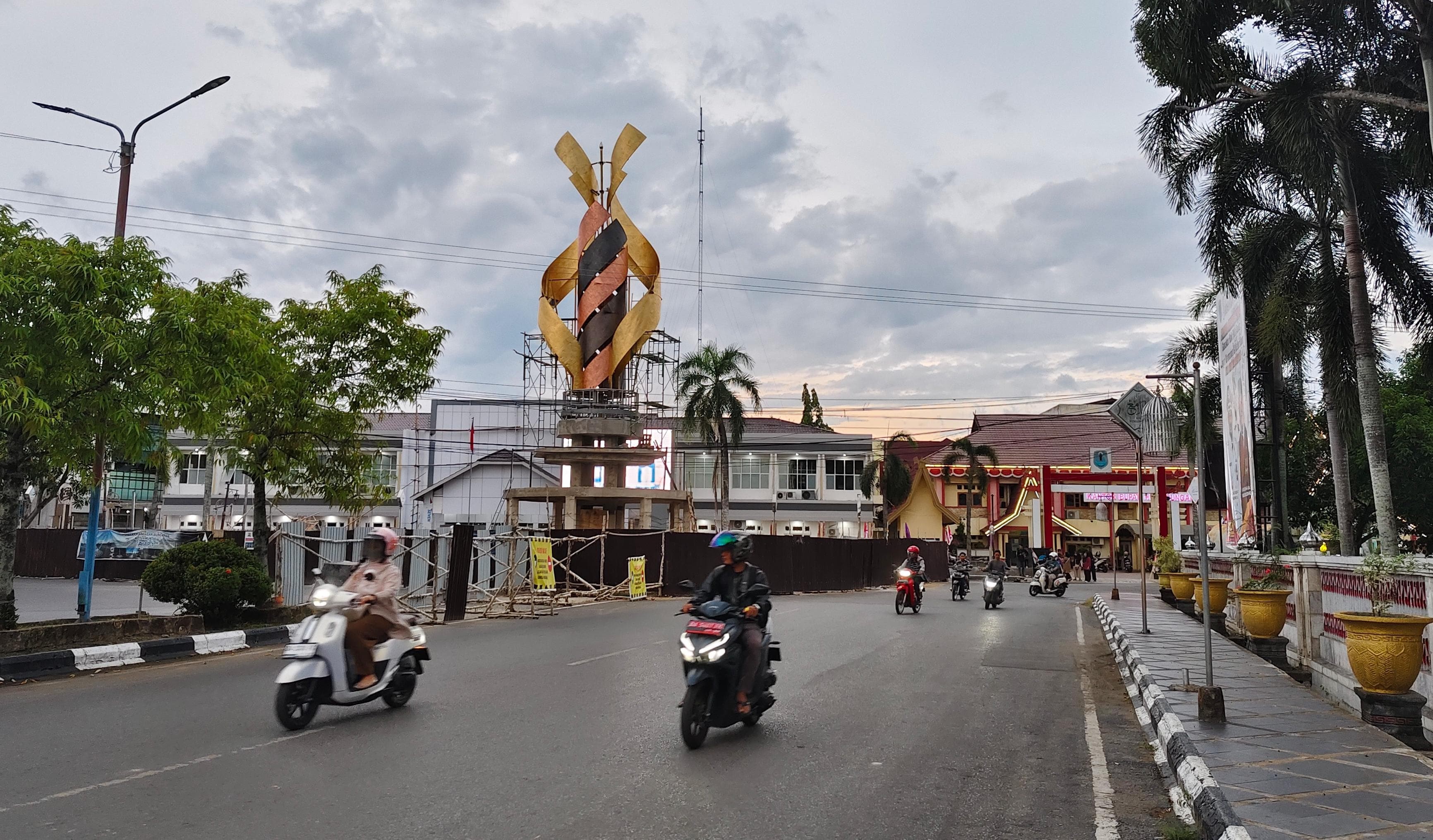 IKON: Bundaran Selawat Kota Amuntai di Jalan Norman Umar, mulai terlihat bentuknya. (Foto: M.Akbar/Radar Banjarmasin)
