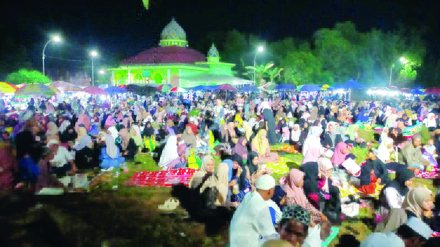 MENYEMUT: Ribuan jemaah memadati haul akbar Datu Kandang Haji. (Foto: El untuk radar Banjarmasin)