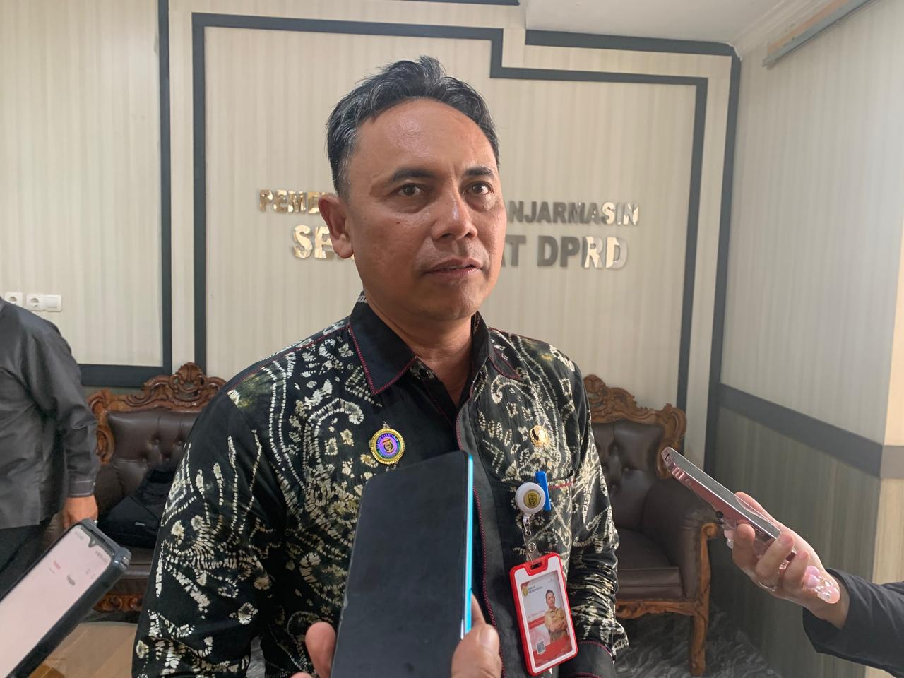 WAWANCARA: Kepala Dinas Kesehatan Kota Banjarmasin Tabiun Huda memberi keterangan kepada wartawan. (Foto: Dokumentasi Radar Banjarmasin)