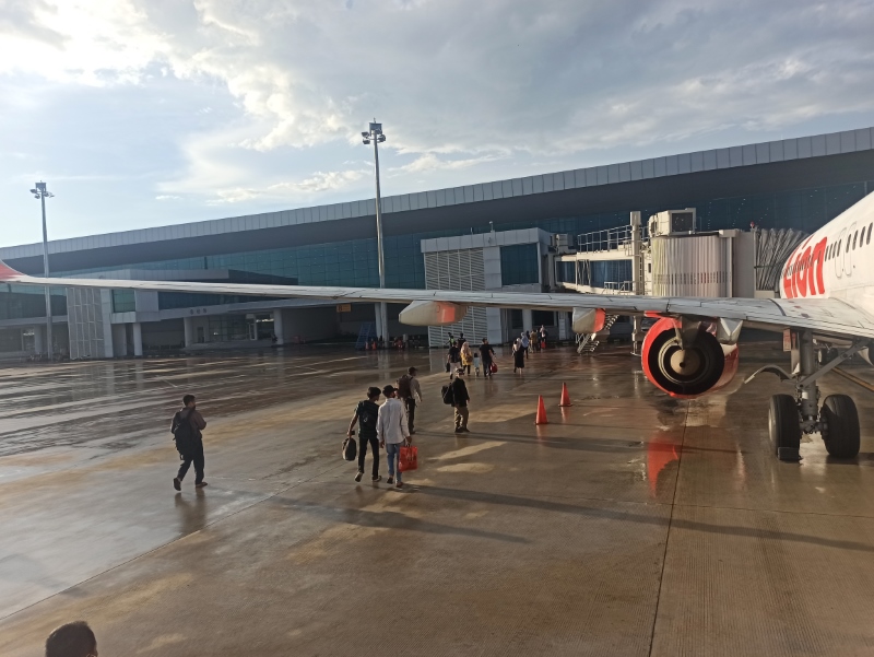 TURUN: Para penumpang saat tiba di Bandara Syamsudin Noor beberapa waktu lalu, Pemprov Kalsel sedang berupaya mengembalikan status internasional bandara di Banjarbaru ini.