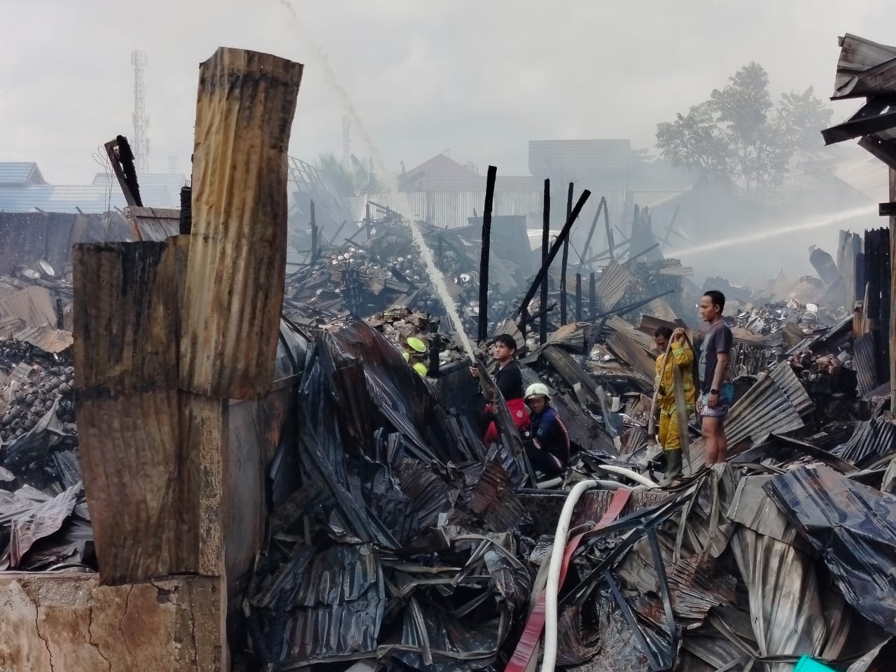 PUING-PUING: Grosir Golden 10 di Jalan Belitung Darat, Banjarmasin Barat terbakar pada Sabtu (2/11/2024) malam. Dua relawan damkar cedera, salah satunya meninggal dunia. MAULANA/RADAR BANJARMASIN