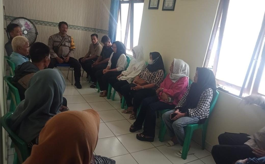 MEDIASI: Bhabinkamtibmas Polsek Amuntai Tengah, Aiptu Rofik dan rekannya, memimpin proses mediasi pelaku dan korban di Polsek Amuntai Tengah. (Foto: Polres HSU)
