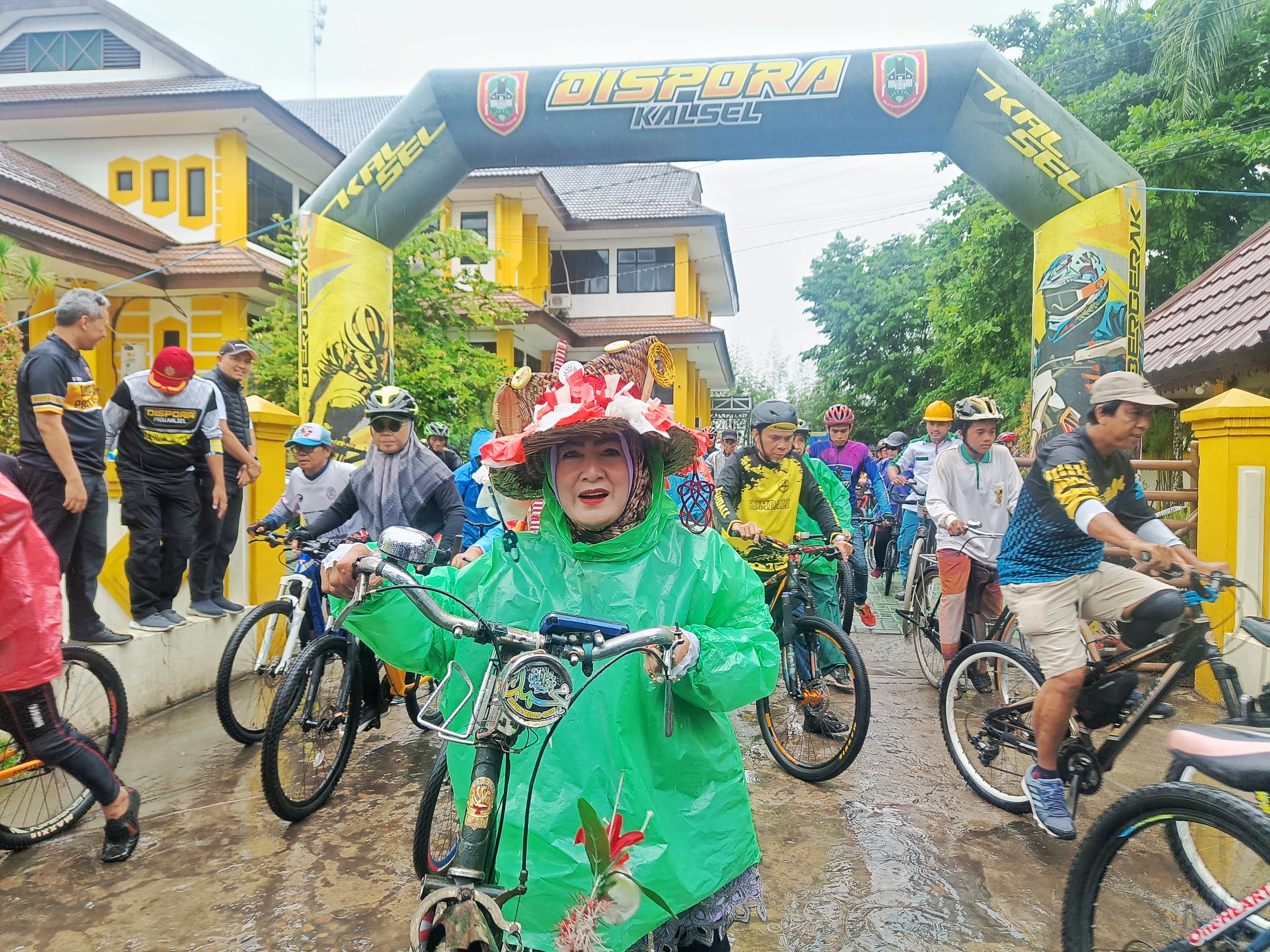 SEMANGAT: Kegiatan gowes yang digelar Dispora Kalsel dalam rangka memperingati hari Sumpah Pemuda.(M Idris Jian Sidik)