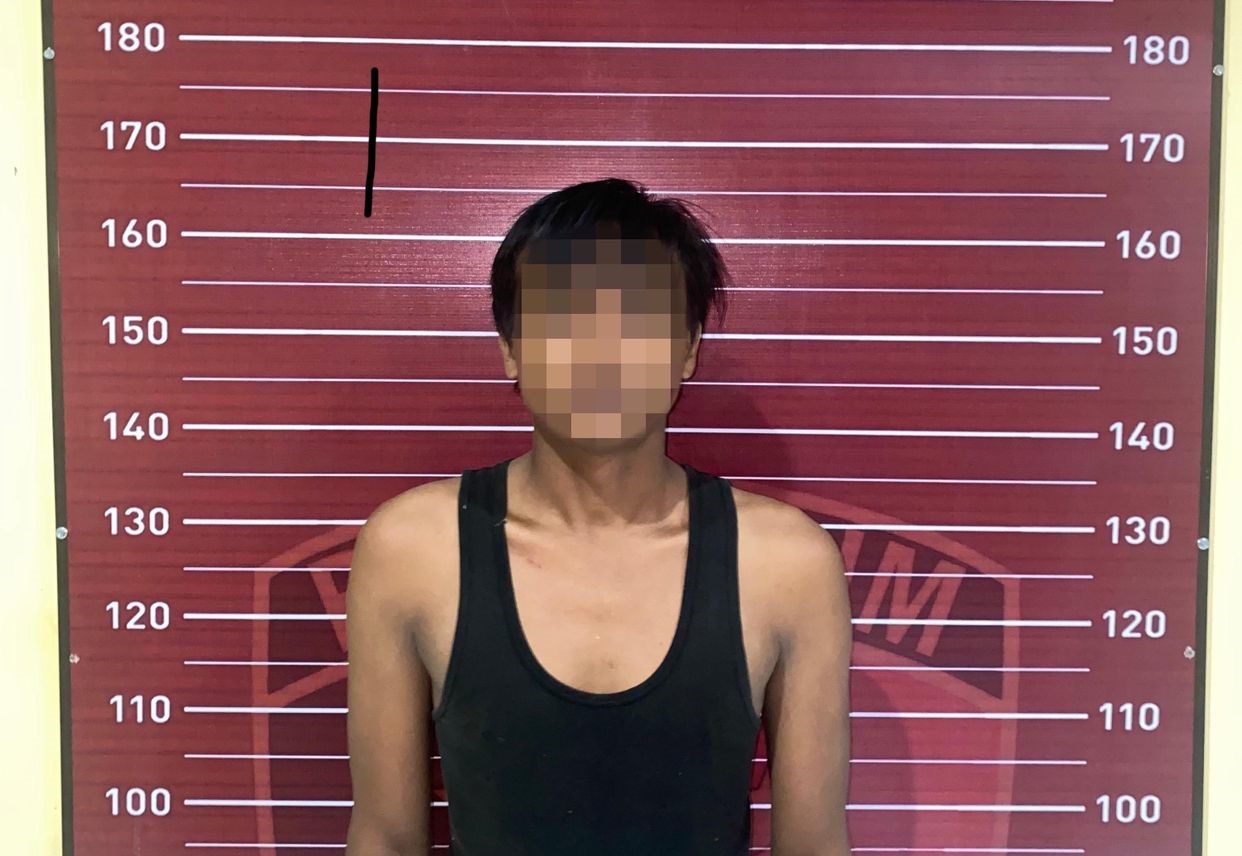 DITANGKAP: Anggota Polsek Sungai Loban berhasil menangkap SU (29) yang mengamuk sambil mengacungkan pisau di Jalan Ahmad Yani, Desa Wanasari, Kabupaten Tanah Bumbu, pada Jumat sore (1/11/2024). - (Pol