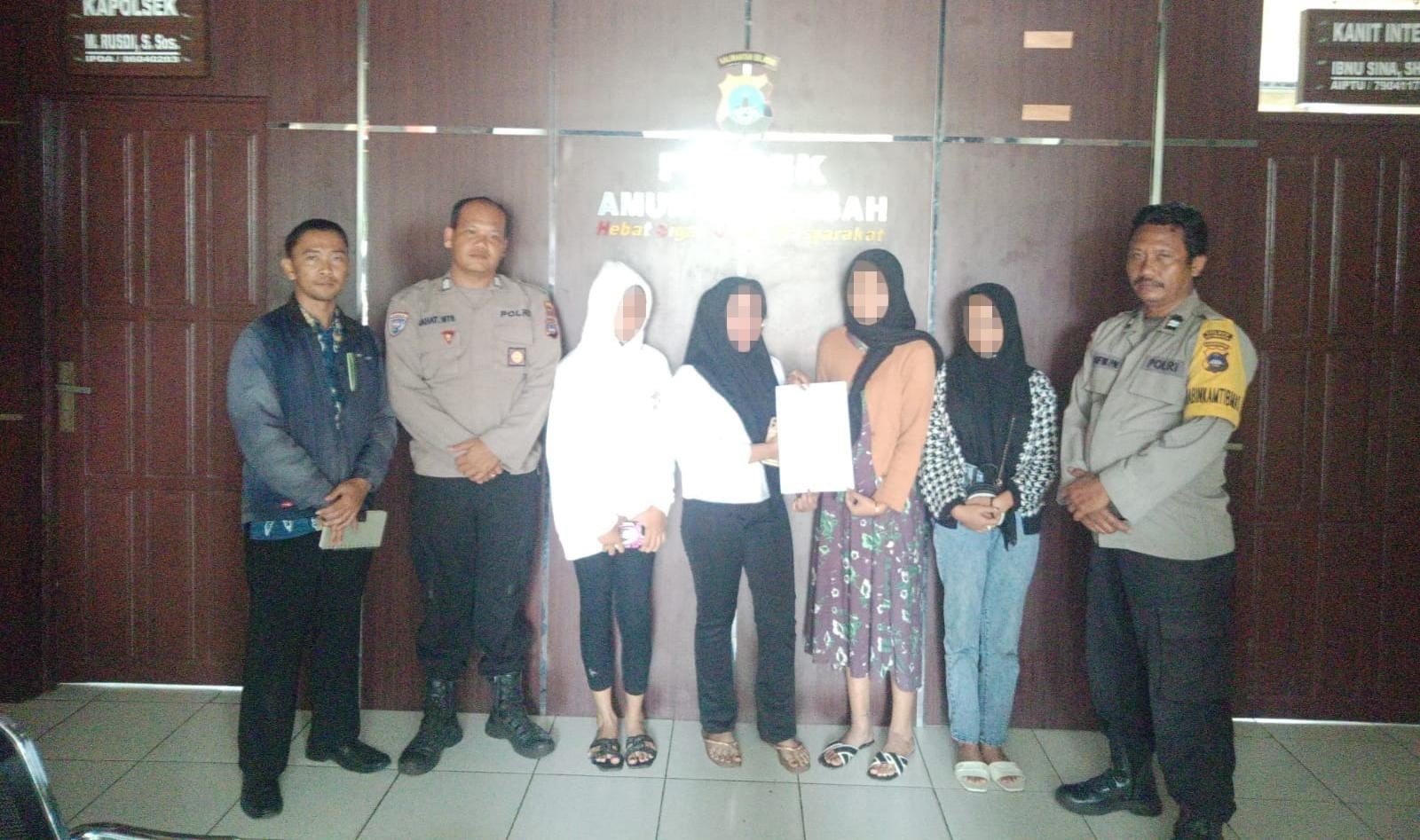 MEDIASI: Bhabinkamtibmas Polsek Amuntai Tengah, Aiptu Rofik dan rekannya, memimpin proses mediasi pelaku dan korban di Polsek Amuntai Tengah. (Foto: Polres HSU)
