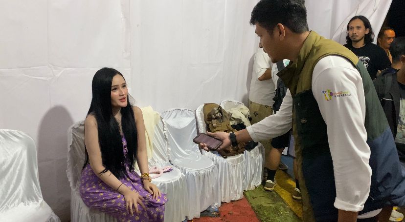 SENANG: Usai konser, Fanny Soegi menjelaskan ke Radar Banjarmasin sedikit pengalamannya saat datang ke Kotabaru. (Foto: Jumain/ Radar Banjarmasin)