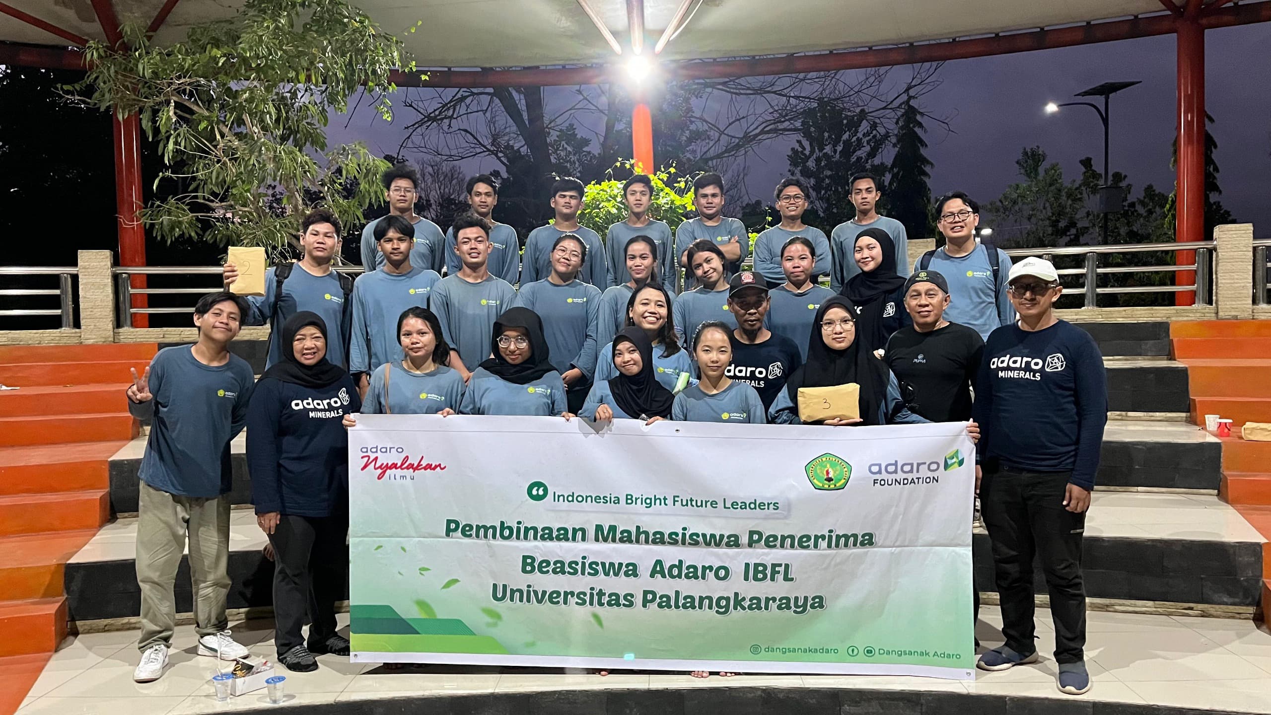 TERBANTU:Para mahasiswa penerim beasiswa Adaro IBFL Universitas Palangkaraya