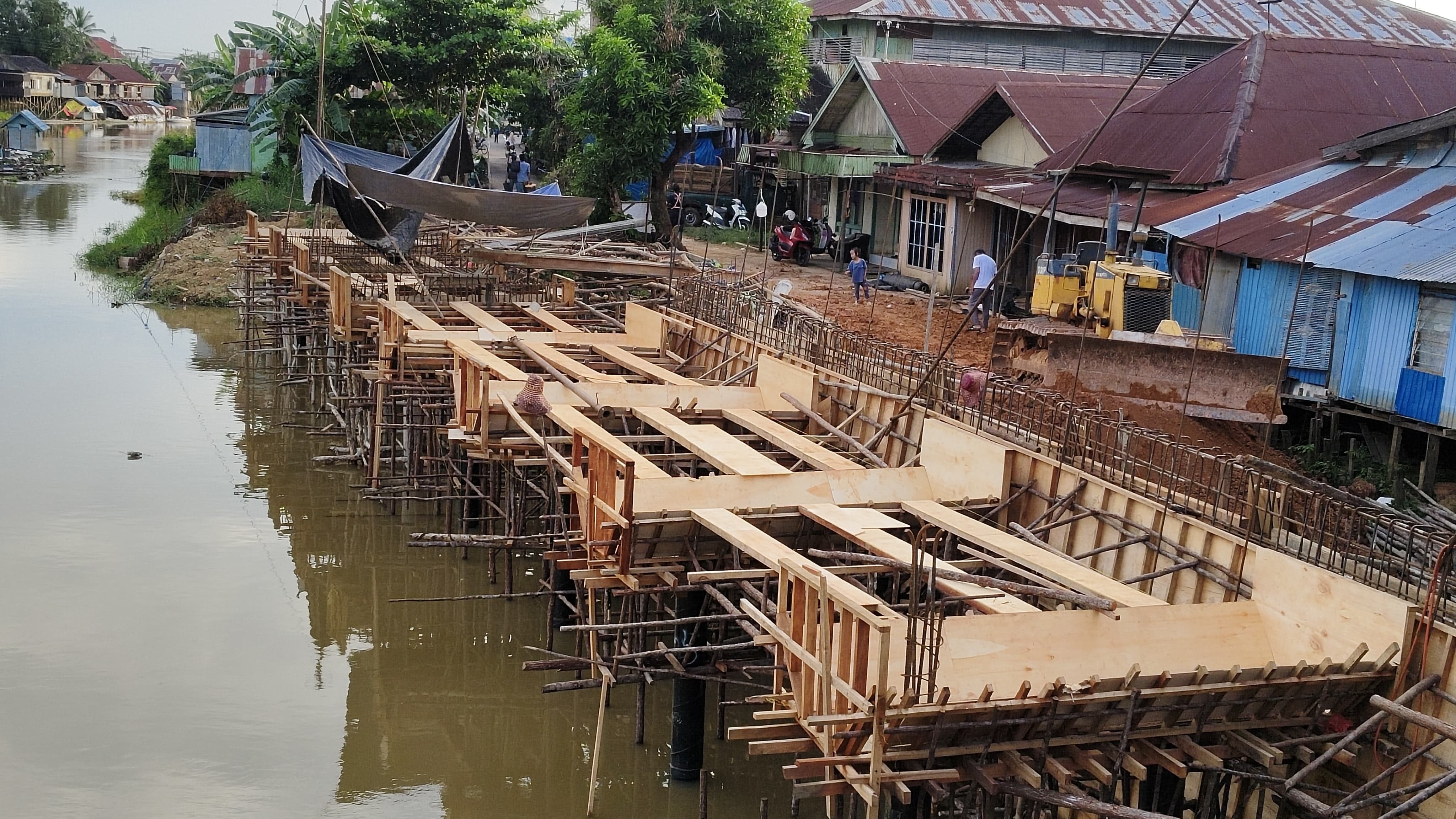 AKTIVITAS: Proyek Siring Palampitan di Desa Palampitan Hulu, terus dikebut pengerjaannya. (Foto: M.Akbar/Radar Banjarmasin)