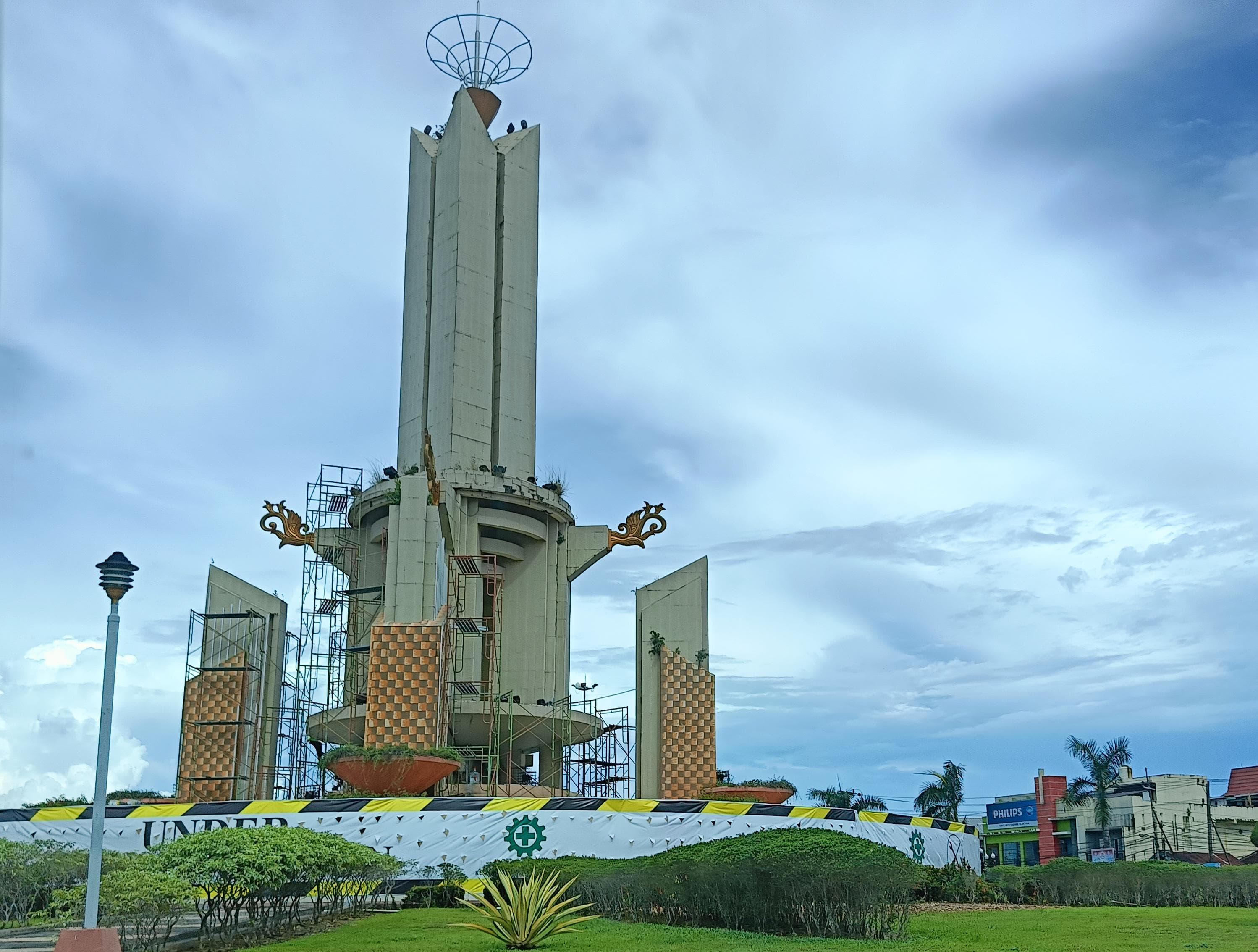 PROYEK: Sekeliling tugu bundaran Simpang Empat Banjarbaru dipagar seng tanda ada proyek pengerjaan tengah berlangsung (SHEILLA FARAZELA/RADAR BANJARMASIN)