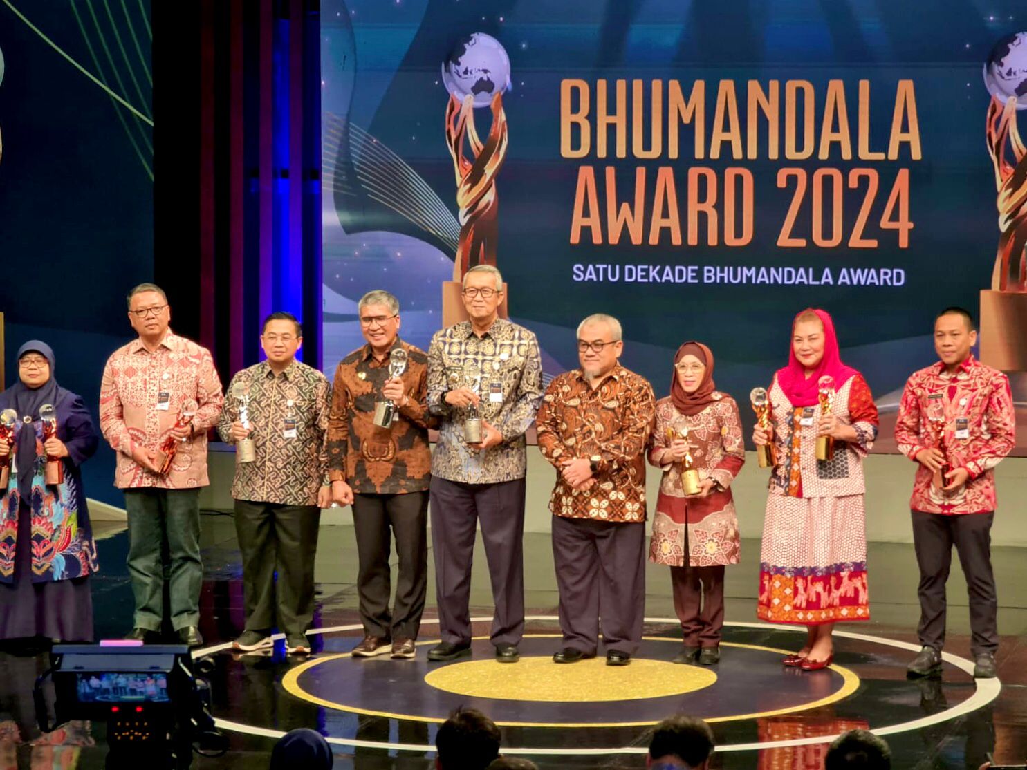 MEMBANGGAKAN:Pemko Banjarmasin meraih Penghargaan Bhumandala Award 2024, diterima langsung oleh Wali Kota Banjarmasin Ibnu Sina di Grand Studio Metro TV, Jakarta, Senin (4/11/2024) malam.