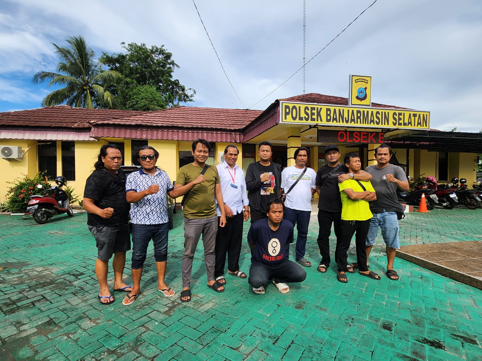 MENYERAH: Pelaku M. Basirin (32) hanya sempat buron selama beberapa jam. Ia akhirnya menyerahkan diri ke Mapolsek Banjarmasin Selatan, Senin (4/11/2024).