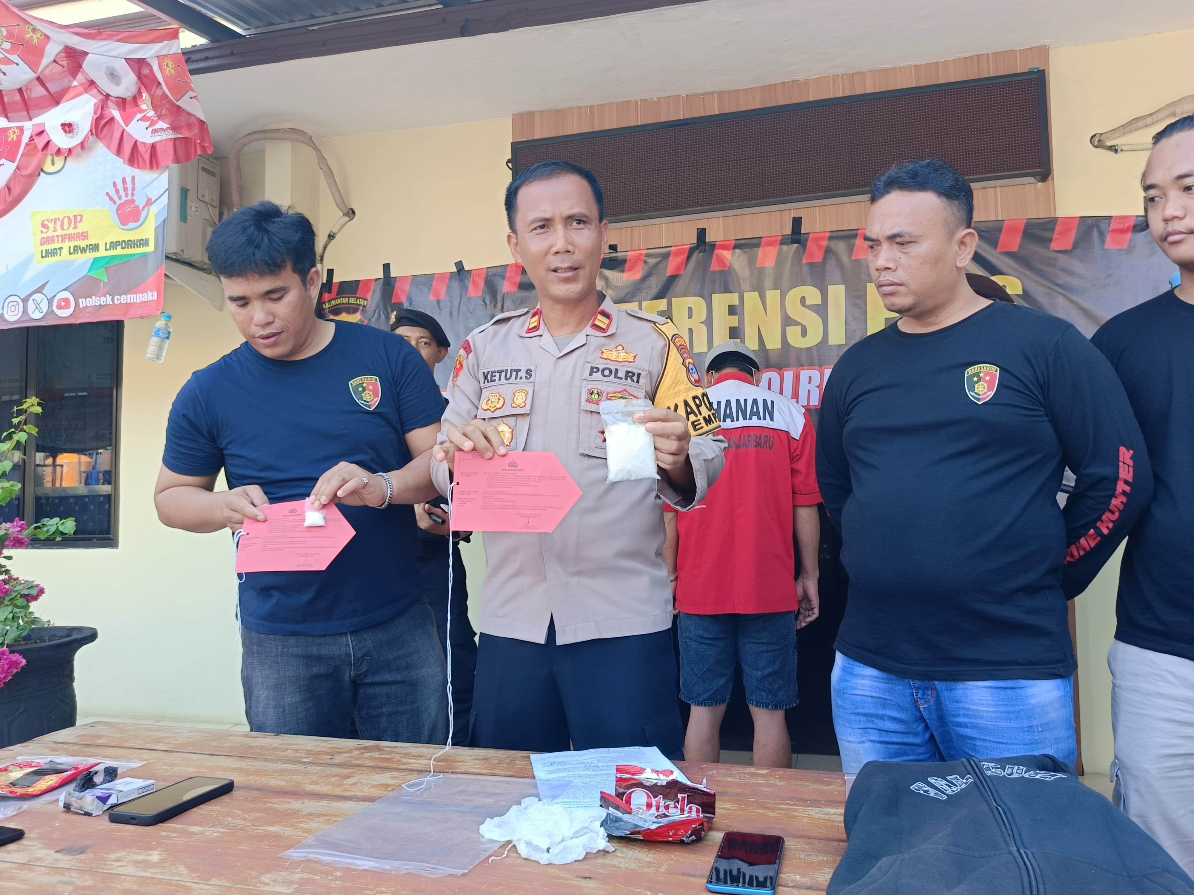KONFERENSI: Kapolsek Cempaka Iptu Ketut Sedemen saat menyampaikan pengungkapan kasus narkotika di wilayah Cempaka. (SHEILLA FARAZELA/RADAR BANJARMASIN)