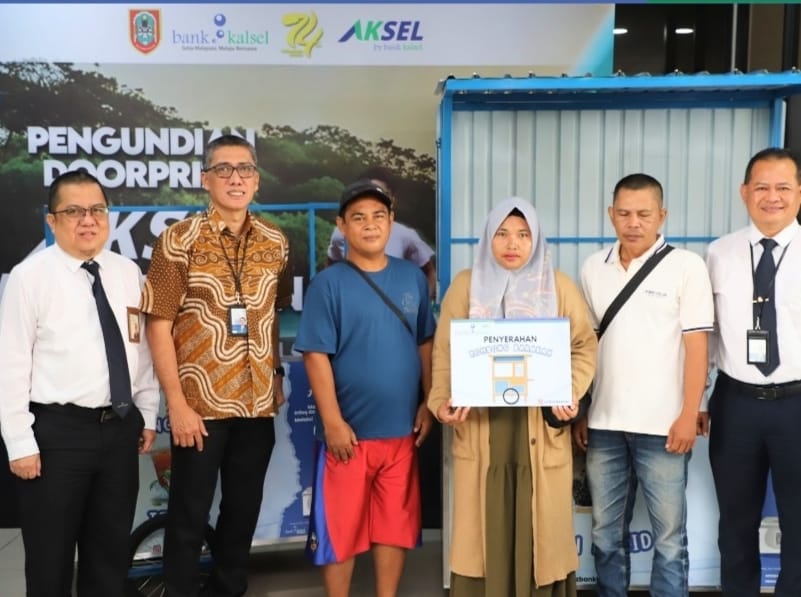 ROMBONG:Penyerahan rombong Barakah oleh Dirut Bank Kalsel, Fachrudin.